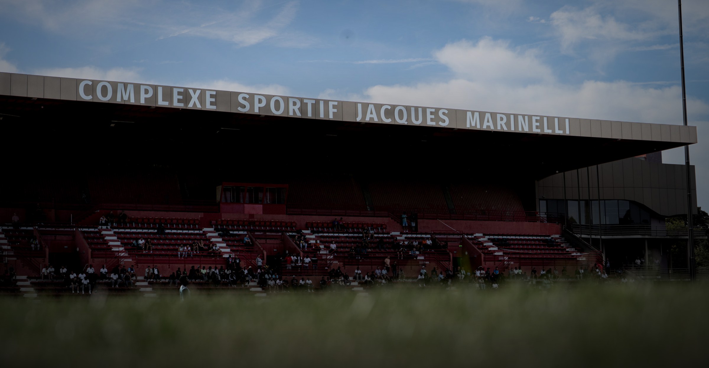 La tribune du complexe sportif Jacques Marinelli, où le FC Melun accueille les membres de son Business Club