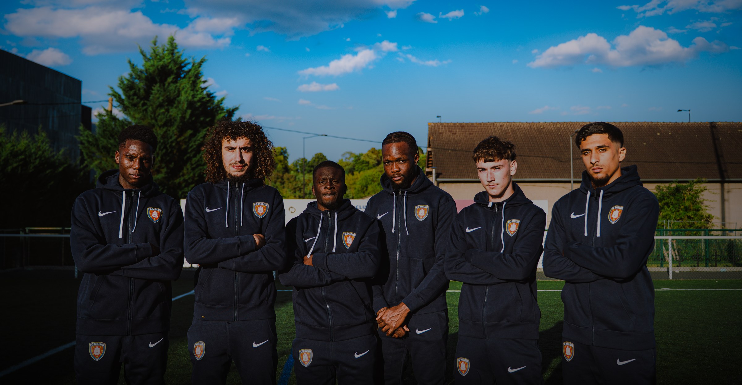Un groupe de joueurs du FC Melun en survêtement du club — appel aux entreprises souhaitant devenir partenaires