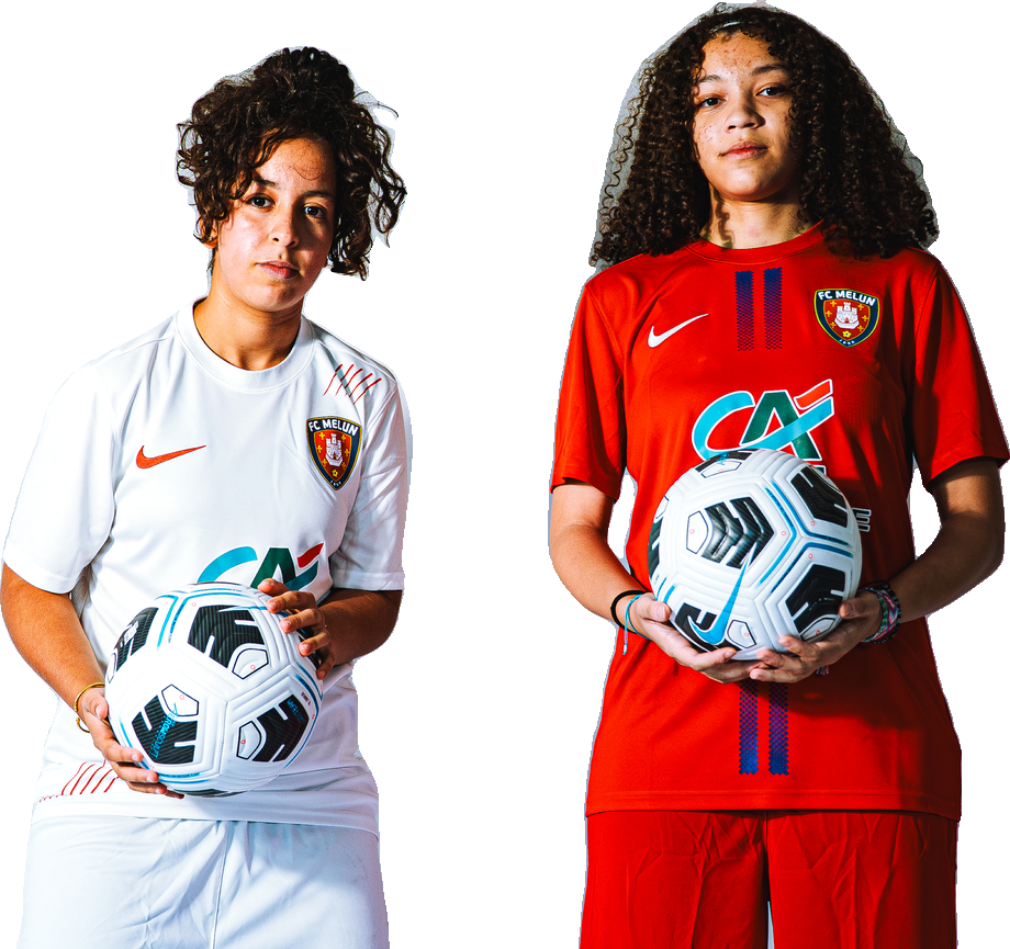 Deux joueuses du FC Melun ballon en main, portraits détourés