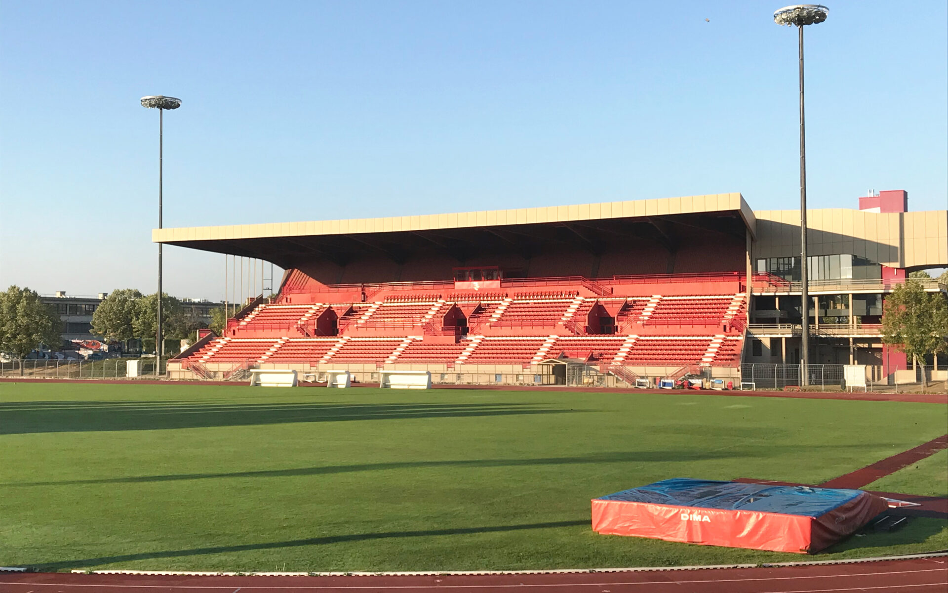 Tribune et pelouse du Complexe Sportif Jacques Marinelli, stade du FC Melun