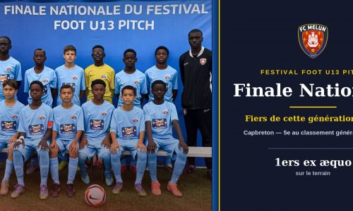 L’équipe U13 du FC Melun, génération 2013, et son encadrement devant le panneau de la finale nationale du Festival Foot U13 Pitch, à Capbreton