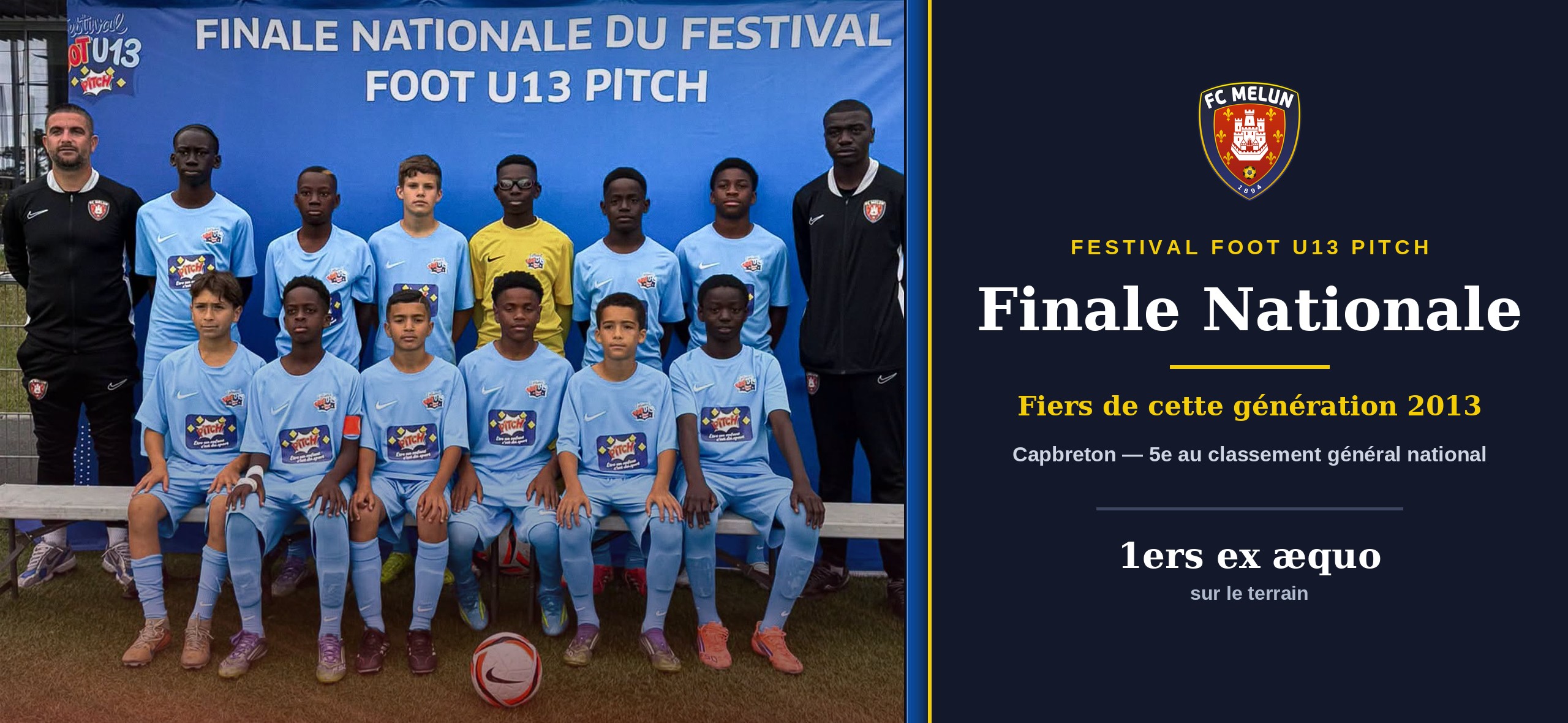L’équipe U13 du FC Melun, génération 2013, et son encadrement devant le panneau de la finale nationale du Festival Foot U13 Pitch, à Capbreton