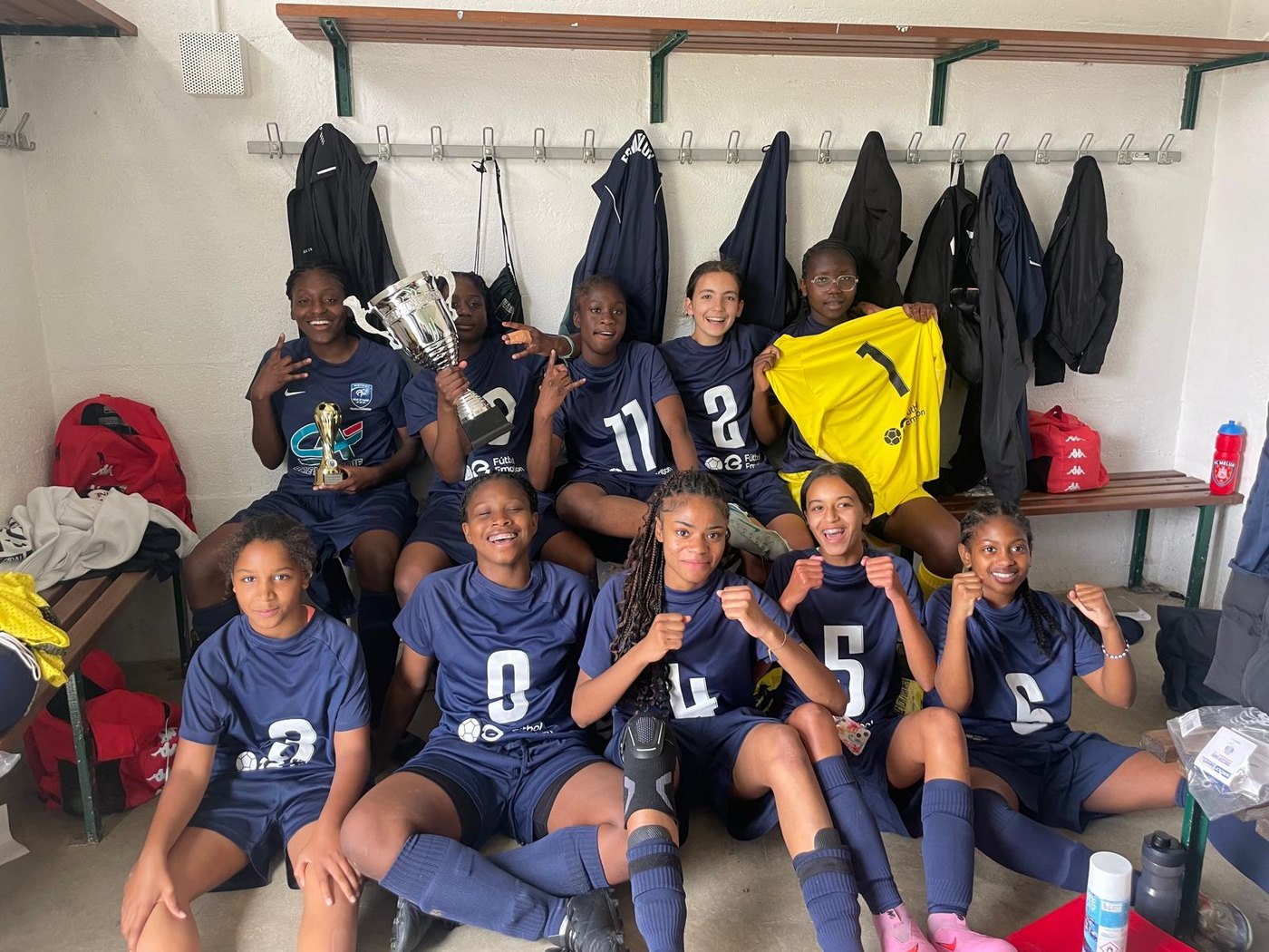 Les U15 féminines du FC Melun championnes, trophée en main